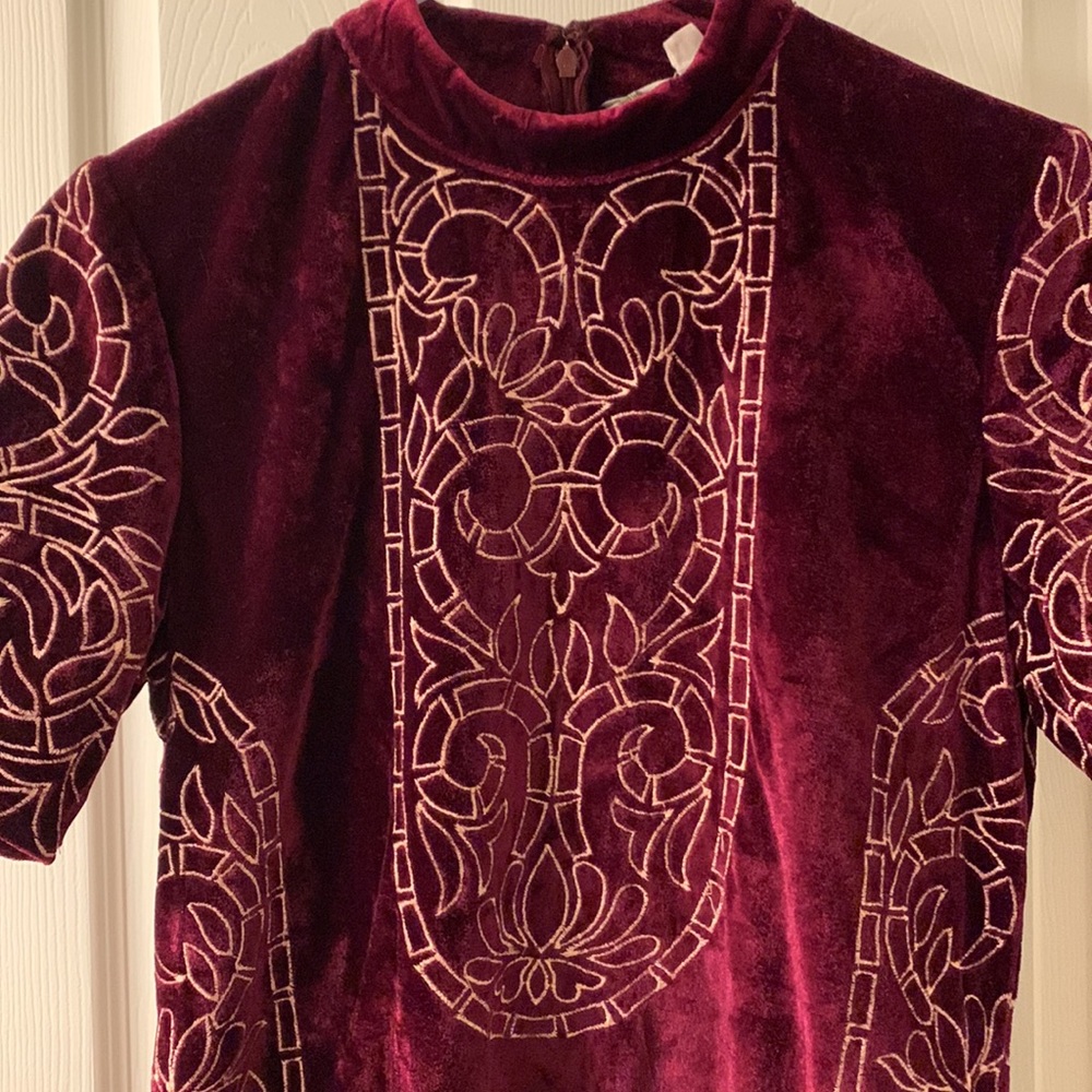 Gorgeous maroon valor dress with good stitching design. Size small - Picture 2 of 5